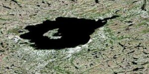 Озеро Mistastin образовано падением огромного астероида