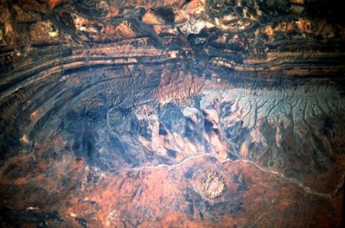 Размер кратера Gosses Bluff около 25 км