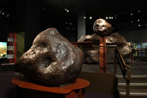 Фрагменты метеорита Кейп-Йорк: "Женщина", далее "Собака" на фоне "Ahnighito"