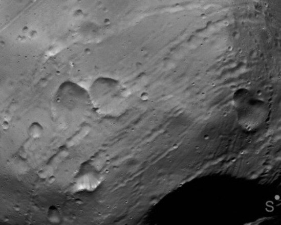 Огромный кратер астероида Веста (темный правый угол) 