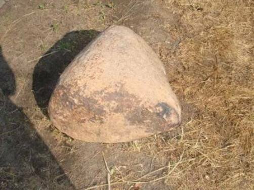 Обычный, по внешнему виду, большой камень