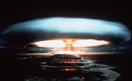 Взрывная волна от взрыва ядерной бомбы