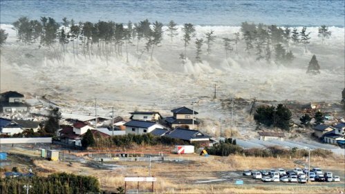 Огромная волна цунами накрыла восточный берег Японии
