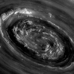Удалось запечатлеть гигантский вихрь на Сатурне